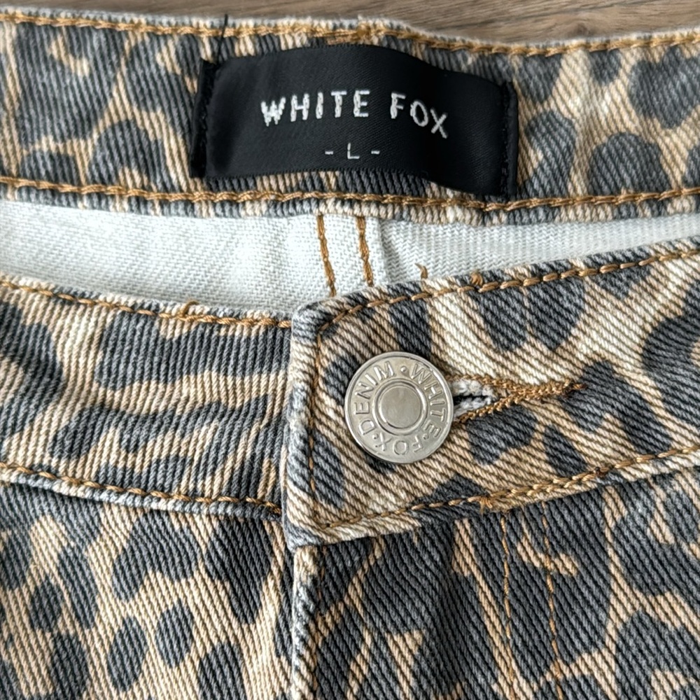 White Fox Stella Low Rise Wide Leg Jeans in Leopard - Picture 4 of 7